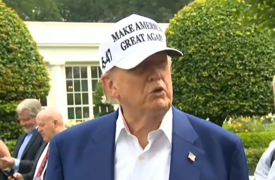 Presiden AS Donald Trump mengungkapkan kemungkinan Amerika menyerang negara Iran dalam waktu dekat. (X@Ronxyz00)